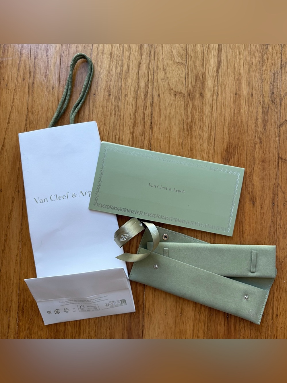 Van Cleef & Arpels VCA Jewelry/Bracelet Holder Ribbon Gift Bag Envelope Gift Set